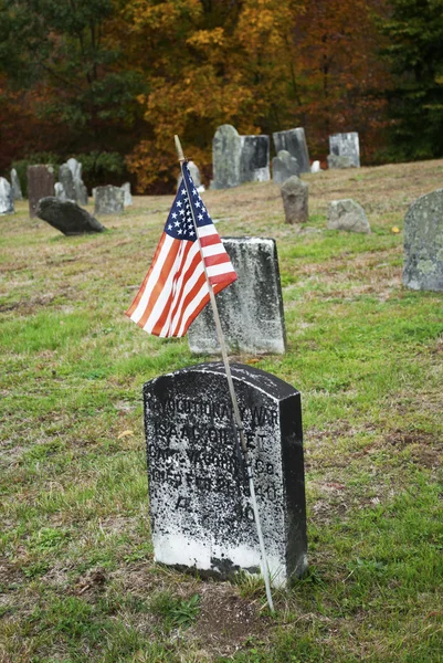 Una bandera para un héroe de guerra estadounidense en un cementerio — Foto de Stock