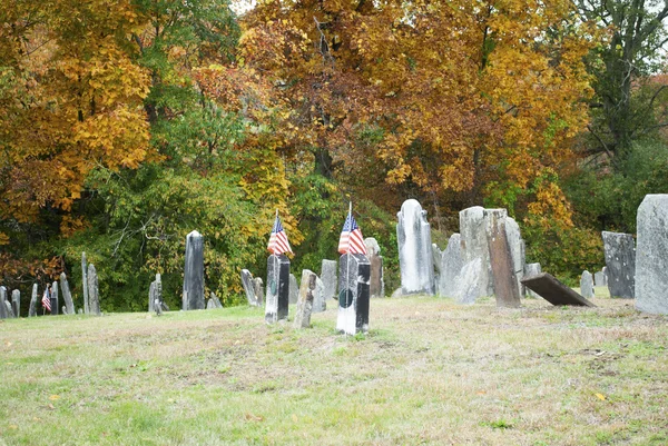 Американское кладбище на фоне осенней листвы — стоковое фото