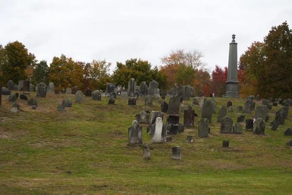 Un antiguo cementerio histórico con follaje de otoño —  Fotos de Stock