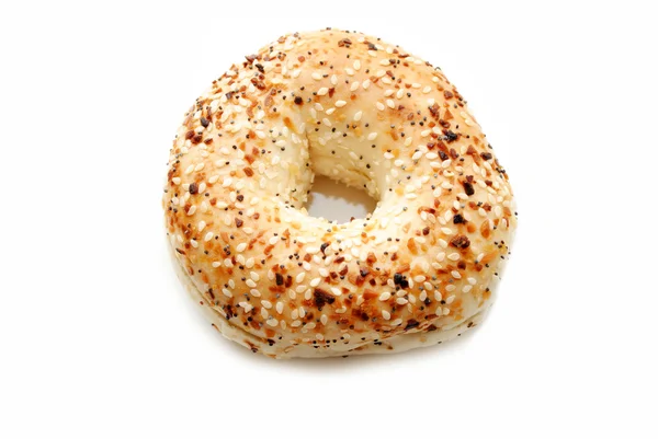 Delicioso fresco tudo Bagel isolado sobre branco — Fotografia de Stock