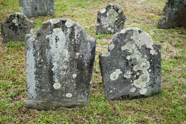 Pietre tombali vecchie e spettrali in un cimitero — Foto Stock