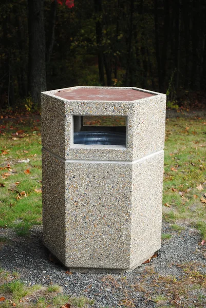 Stone Garbage Container i en offentlig park - Stock-foto