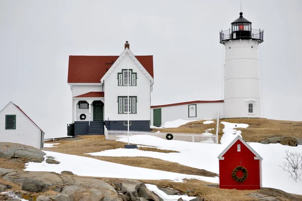 Cape Neddick licht met sneeuw op de grond — Stockfoto