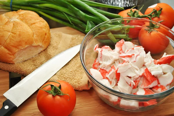 Voorbereiding van een Club Sandwich gemaakt met imitatiekrab vlees — Stockfoto