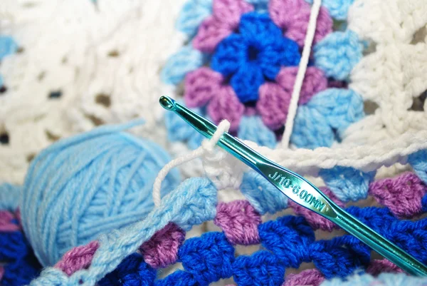 Crocheting a White, Blue and Purple Afghan — Stock Photo, Image