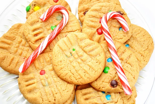 2 つのキャンディー杖とピーナッツ バターのクリスマス クッキー — ストック写真