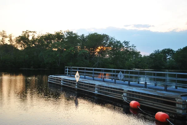 Still Dam with a Beautiful Sunset in the Background — Stock Photo, Image