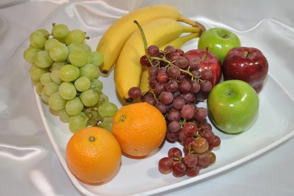 Gemischte ganze Obstplatte — Stockfoto