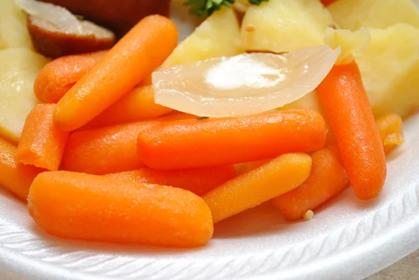 Варёная морковь с луком — стоковое фото
