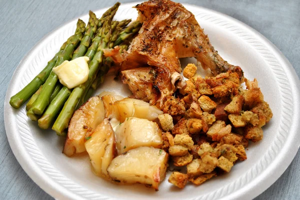 Obiad kurczak z nadzieniem i warzywa — Zdjęcie stockowe