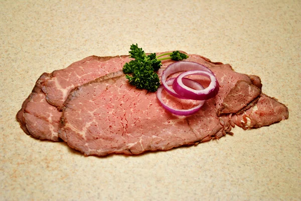Deli carne asada con cebolla en rodajas — Foto de Stock