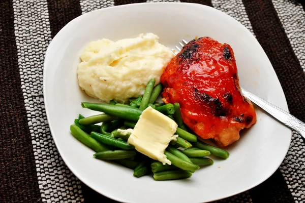 Dîner de poulet sain avec des plats latéraux frais — Photo