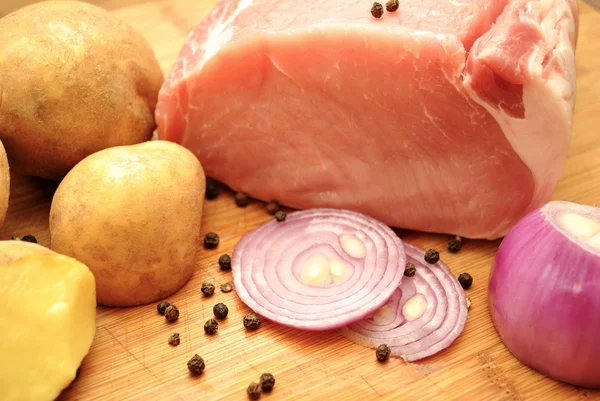 Vepřová pečeně s brambory a červenou cibulkou — Stock fotografie