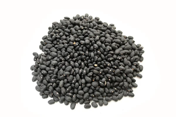 Pilha de feijões pretos secos sobre branco — Fotografia de Stock