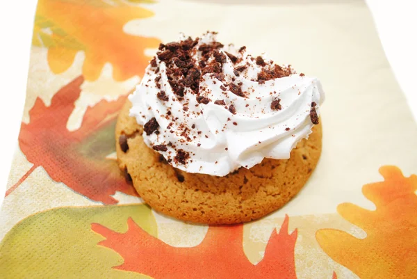 Chocolate Chip Cookie Postre en una servilleta festiva de otoño —  Fotos de Stock