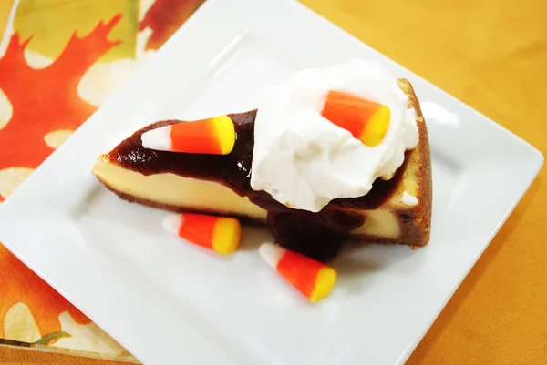 Halloween äpple smör Cheesecake med Candycorn — Stockfoto