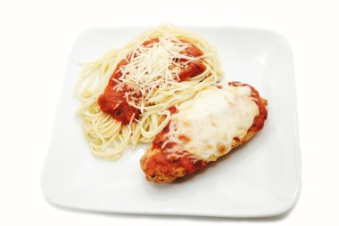 Bir tabak tavuk Parmesan ve Angel saç Makarna