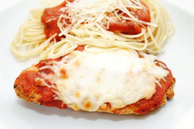 Fırında tavuk Parmesan makarna ile closeup