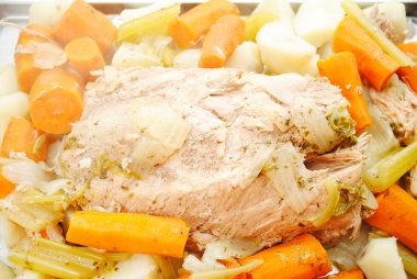 Pişmiş domuz rostosu ve sebzeler kapat