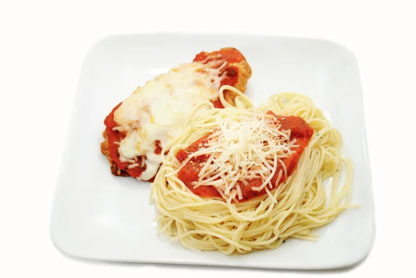 Een portie van Spaghetti en kip Parmezaanse kaas — Stockfoto