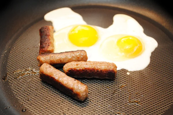 ソーセージと卵を 2 つの日当たりの良い側を調理 — ストック写真