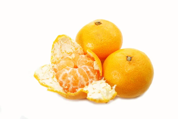 Comer tangerinas orgânicas saudáveis sobre branco — Fotografia de Stock