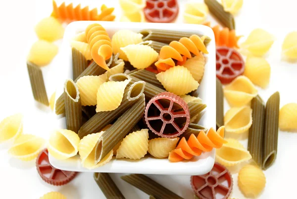 Nutriční ozdobný zeleninové těstoviny v různých tvarech — Stock fotografie