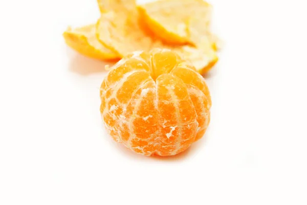 Uma tangerina inteira descascada pronta para comer — Fotografia de Stock