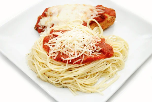 Parmesano de pollo con espagueti, salsa y queso — Foto de Stock