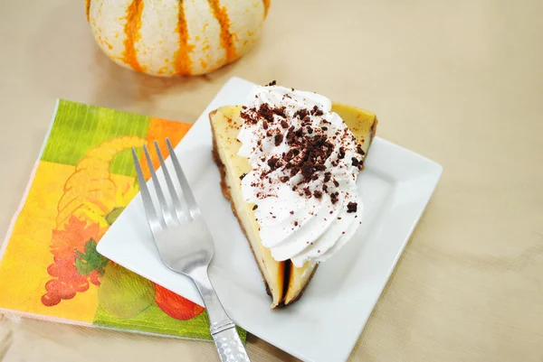 Tarta de queso de otoño servida en una placa blanca — Foto de Stock