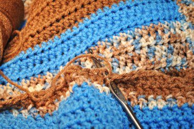 Kahverengi ve mavi tığ işi