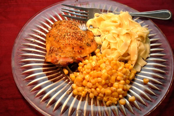 Repas de poulet, de nouilles et de maïs — Photo