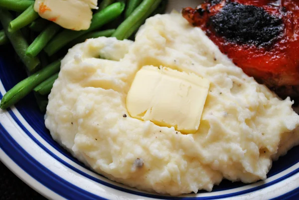 Przystawka z tłuczonymi ziemniakami z masłem — Zdjęcie stockowe