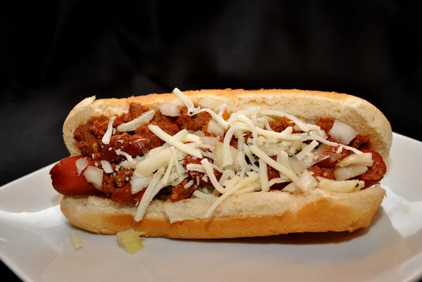 Cheesy Chili Dog su un piatto bianco — Foto Stock