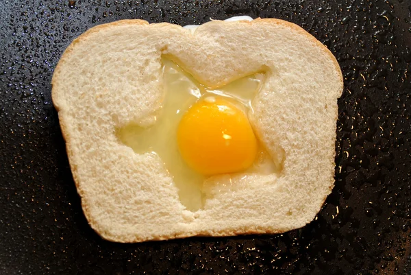 Cooking Egg in a Nest — Stock Photo, Image