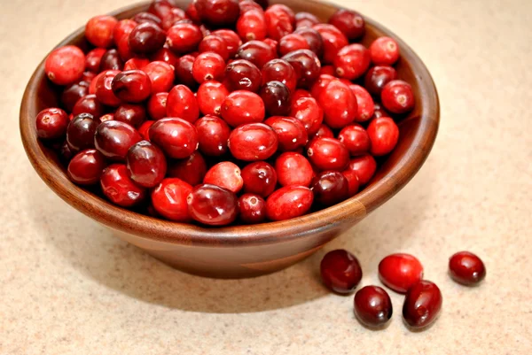 Cranberries frescos em uma tigela de madeira — Fotografia de Stock