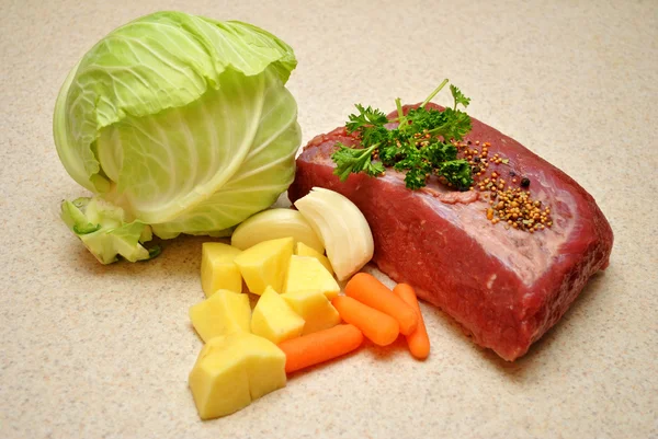 Carne de vaca enlatada com legumes e especiarias — Fotografia de Stock