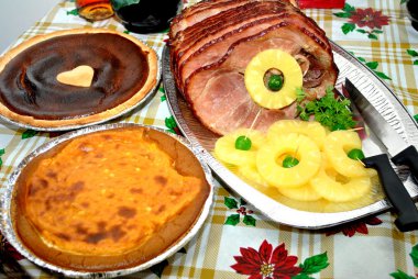 Mükemmel Noel jambonu ananas ve iki taraf ile