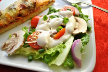 Salata krem çiftlik sosu ile