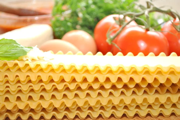 Ingredientes crus para lasanha italiana — Fotografia de Stock