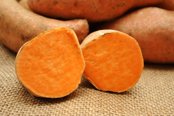 Batatas doces sobre a serapilheira — Fotografia de Stock