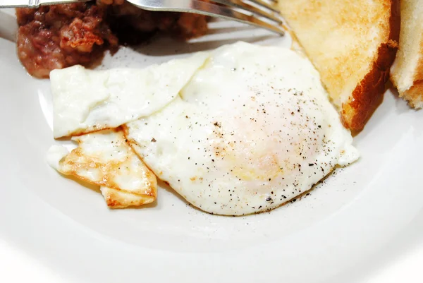 Un oeuf poivré au plat — Photo