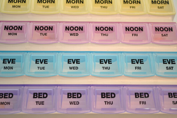 Крупный план красочного ящика для таблеток
