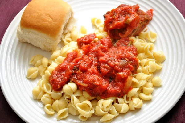 Pastas de cáscara con albóndigas y rollo de cena —  Fotos de Stock