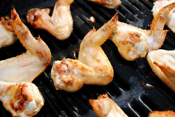 Grigliare le ali di pollo in una calda giornata estiva — Foto Stock
