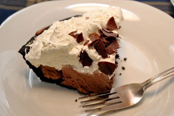 Una rebanada de pastel de crema de chocolate —  Fotos de Stock