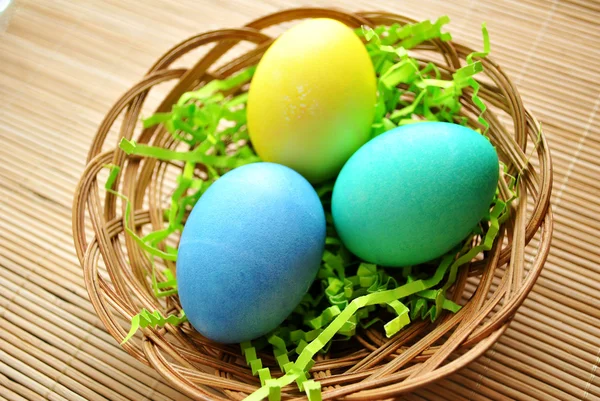 3 huevos de Pascua en una cesta — Foto de Stock