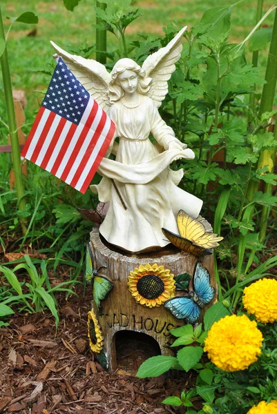 Estátua Angel em um jardim americano — Fotografia de Stock