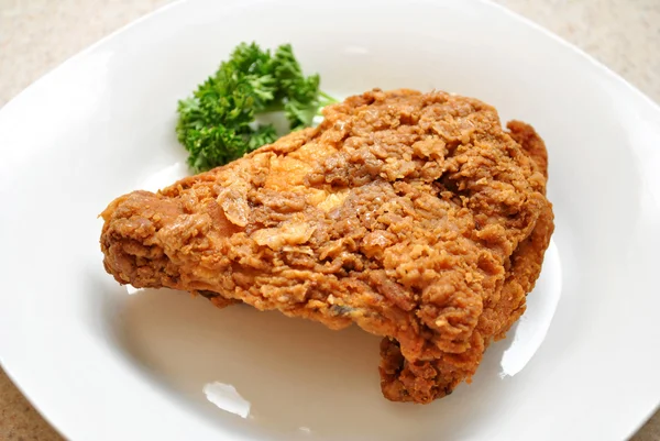 Poulet frit croustillant sur une assiette blanche — Photo