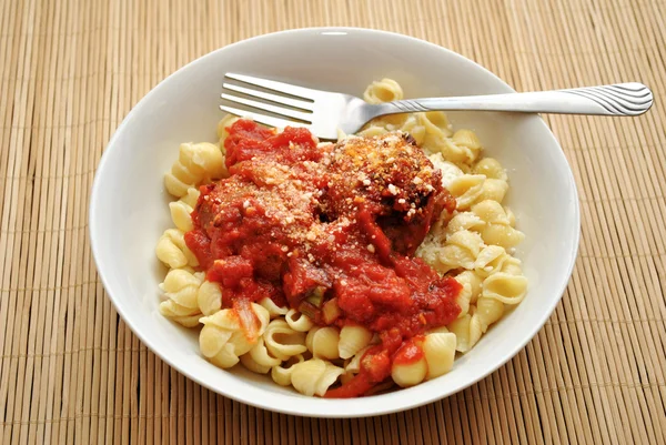 Eten van een smakelijke Italiaanse Pasta diner — Stockfoto